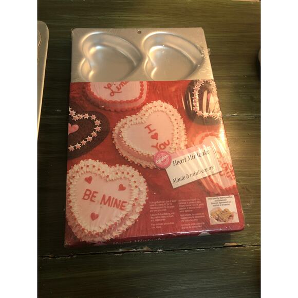 Wilton NEW Vintage Cake Pan Bundle - Gingerbread, Bunnies, Shells, Bears, Hearts - Picture 8 of 8